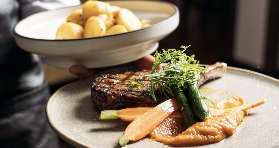 Chifley's Bar and Grill at Hotel Kurrajong - 3