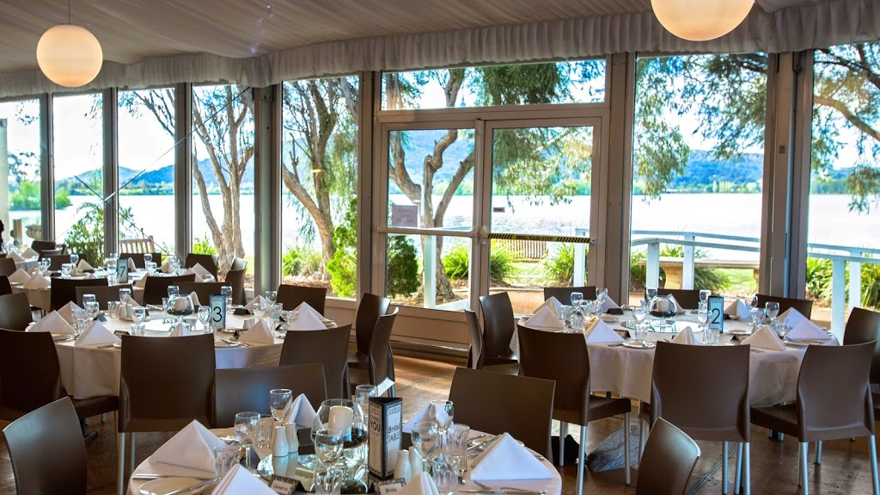 yacht club restaurant canberra