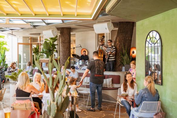 Elliotts Courtyard Dining Space