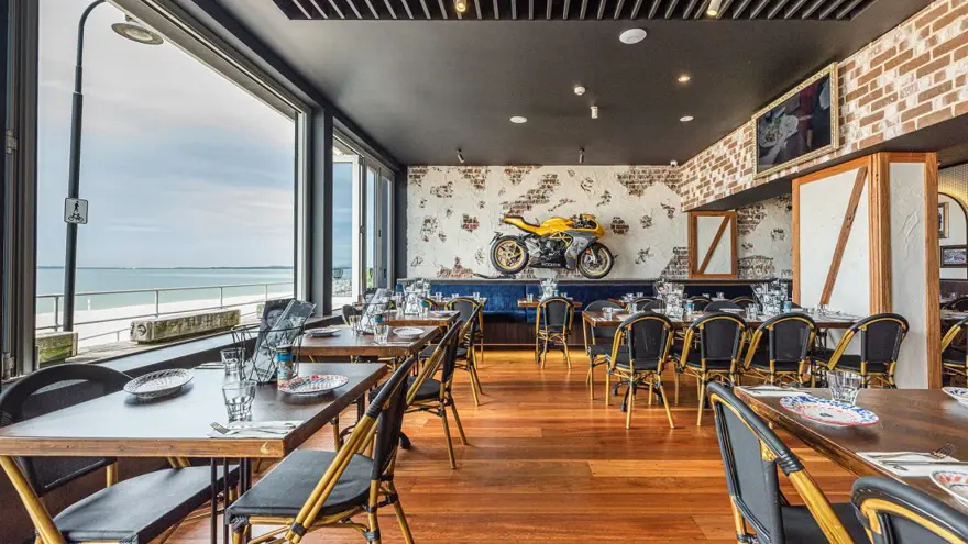 crinitis-brighton-le-sands-dining-overlooking-water