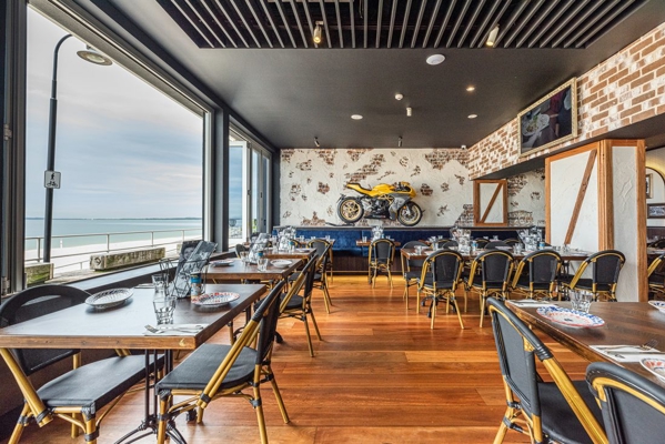crinitis-brighton-le-sands-dining-overlooking-water