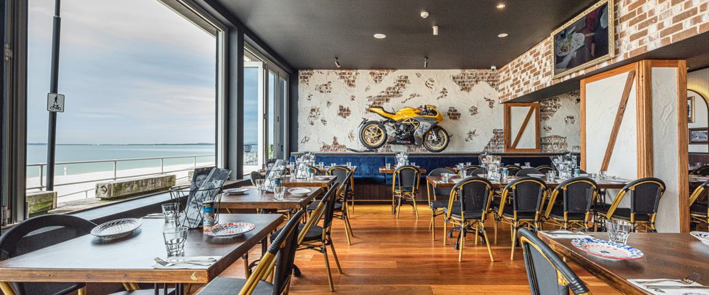 crinitis-brighton-le-sands-dining-overlooking-water