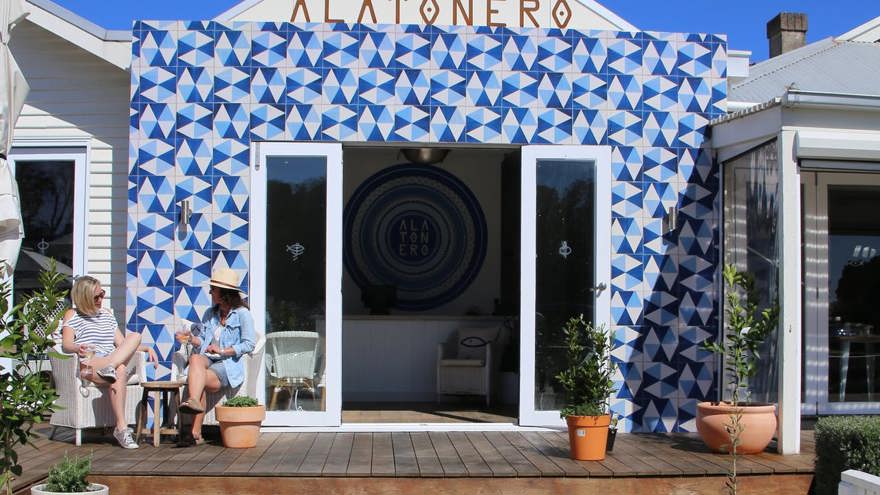 Front view of Best Restaurants Alatonero